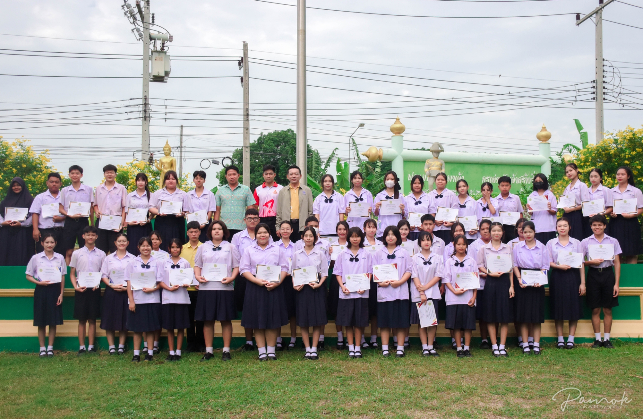 มอบเกียรติบัตรให้กับนักเรียนเข้าร่วมการประกวดกิจกรรมเนื่องในวันต่อต้านยาเสพติด ๒๖ มิถุนายน